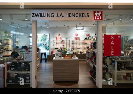 KUALA LUMPUR, MALAYSIA - 11. MÄRZ 2023: Zwilling J.A.Henckels Store im Mid Valley Megamall Einkaufszentrum in Kuala Lumpur. Stockfoto