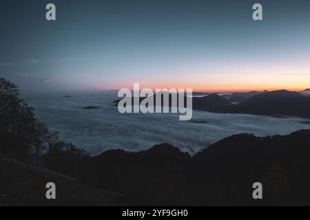 Ausblick auf das Salzburger Becken und die Stadt Salzburg während einer Wanderung auf den Untersberg von der Oberen Rositten kurz vor Sonnenaufgang am 21.10.2024. // Blick auf das Salzburger Becken und die Stadt Salzburg bei einer Wanderung vom Oberen Rositten zum Untersberg kurz vor Sonnenaufgang am 21. Oktober 2024. - 20241021 PD20636 Credit: APA-PictureDesk/Alamy Live News Stockfoto