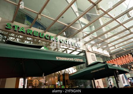 KUALA LUMPUR, MALAYSIA - 12. MÄRZ 2023: Starbucks-Kaffee in Kuala Lumpur. Stockfoto