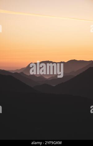 Ausblick auf die Alpen im Osten während einer Wanderung auf den Untersberg von der Oberen Rositten kurz vor Sonnenaufgang am 21.10.2024. // Blick auf die Alpen im Osten bei einer Wanderung zum Untersberg vom Oberen Rositten kurz vor Sonnenaufgang am 21. Oktober 2024. - 20241021 PD20638 Credit: APA-PictureDesk/Alamy Live News Stockfoto