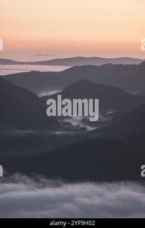 Ausblick auf das Salzburger Becken und die Stadt Salzburg während einer Wanderung auf den Untersberg von der Oberen Rositten kurz vor Sonnenaufgang am 21.10.2024. // Blick auf das Salzburger Becken und die Stadt Salzburg bei einer Wanderung vom Oberen Rositten zum Untersberg kurz vor Sonnenaufgang am 21. Oktober 2024. - 20241021 PD20649 Credit: APA-PictureDesk/Alamy Live News Stockfoto