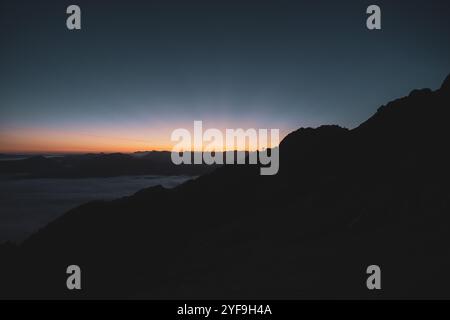Ausblick auf das Salzburger Becken und die Stadt Salzburg während einer Wanderung auf den Untersberg von der Oberen Rositten kurz vor Sonnenaufgang am 21.10.2024. // Blick auf das Salzburger Becken und die Stadt Salzburg bei einer Wanderung vom Oberen Rositten zum Untersberg kurz vor Sonnenaufgang am 21. Oktober 2024. - 20241021 PD20650 Credit: APA-PictureDesk/Alamy Live News Stockfoto
