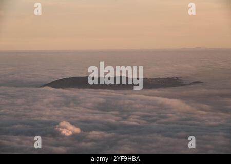 Ausblick auf die Hügel und Berge im Salzburger Becken im Morgennebel während einer Wanderung auf den Untersberg von der Oberen Rositten zu Sonnenaufgang am 21.10.2024. Im Bild: Der Haunsberg // Blick auf die Hügel und Berge im Salzburger Becken im Morgennebel bei einer Wanderung zum Untersberg vom Oberen Rositten bei Sonnenaufgang am 21. Oktober 2024. - 20241021 PD20621 Credit: APA-PictureDesk/Alamy Live News Stockfoto