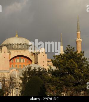 Istanbul, Türkei. Hagia Sophia. Errichtet von Kaiser Justinian und seiner Frau Theodora. Erbaut zwischen 532-537 von den Architekten Anthemius von Tralles und Isidor von Milet. Stockfoto