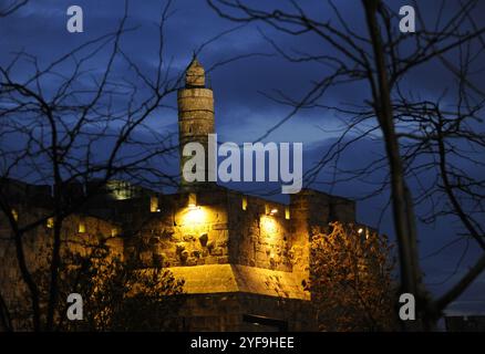 Jerusalem, Israel. Nächtlicher Blick auf die Mauer rund um die Altstadt am Davidsturm. Stockfoto