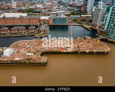 Liverpool, Merseyside, England - 20. September 2021: Luftansicht auf die Skyline von Liverpool und den Mersey River. Baustelle in der Nähe des Ufers Stockfoto