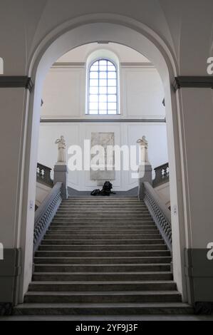 Blick auf die monumentale Treppe des Gebäudes, in dem sich die Akademie der Schönen Künste von Neapel befindet Stockfoto