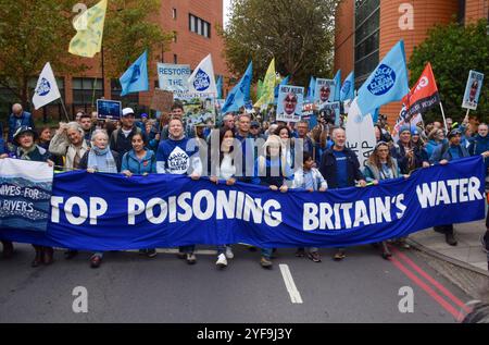 London, England, Großbritannien. November 2024. Der Fernsehmoderator und Naturforscher CHRIS PACKHAM und die Tierbeobachtungsmoderatorin LIZ BONNIN führen den Protest an, als Tausende von Menschen an der Marsch für sauberes Wasser teilnehmen und die Regierung auffordern, auf sauberes Wasser zu reagieren und die Ablagerung von Abwasser in britische Gewässer zu beenden. (Kreditbild: © Vuk Valcic/ZUMA Press Wire) NUR REDAKTIONELLE VERWENDUNG! Nicht für kommerzielle ZWECKE! Stockfoto