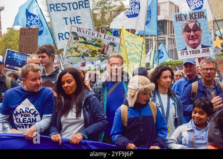 London, England, Großbritannien. November 2024. Der Fernsehmoderator und Naturforscher CHRIS PACKHAM und die Tierbeobachtungsmoderatorin LIZ BONNIN führen den Protest an, als Tausende von Menschen an der Marsch für sauberes Wasser teilnehmen und die Regierung auffordern, auf sauberes Wasser zu reagieren und die Ablagerung von Abwasser in britische Gewässer zu beenden. (Kreditbild: © Vuk Valcic/ZUMA Press Wire) NUR REDAKTIONELLE VERWENDUNG! Nicht für kommerzielle ZWECKE! Stockfoto