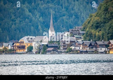 Hallstatt, Österreich atemberaubender Blick von der Wasseroberfläche dieses malerischen Bergdorfes Stockfoto
