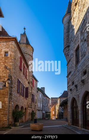 Eine Straße im schönen mittelalterlichen Dorf Martel, auf dem Grundstück, in Occitanie, Frankreich Stockfoto