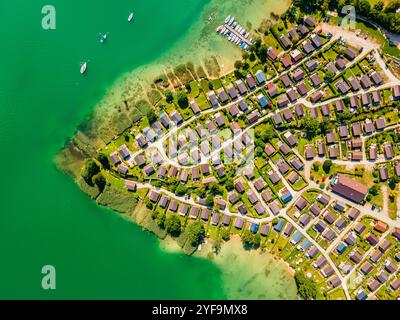 Luxuriöses Privathaus-Dorf am österreichischen Seeufer, herrliche Panoramablicke von oben! Stockfoto