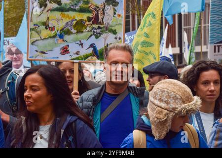 London, England, Großbritannien. November 2024. Der Fernsehmoderator und Naturforscher CHRIS PACKHAM und die Fernsehmoderatorin LIZ BONNIN führen den Protest an, als Tausende von Menschen an der Marsch für sauberes Wasser teilnehmen und die Regierung auffordern, auf sauberes Wasser zu reagieren und die Ablagerung von Abwasser in britische Gewässer zu beenden. (Kreditbild: © Vuk Valcic/ZUMA Press Wire) NUR REDAKTIONELLE VERWENDUNG! Nicht für kommerzielle ZWECKE! Stockfoto