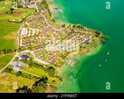 Luxuriöses Privathaus-Dorf am österreichischen Seeufer, herrliche Panoramablicke von oben! Stockfoto