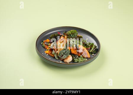 Portion Salat mit Persimmons und Garnelen Stockfoto