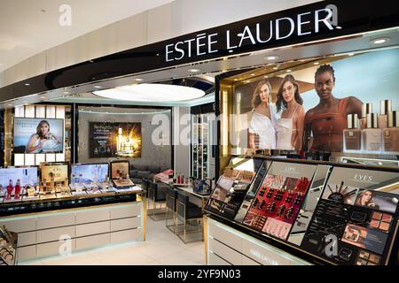 KUALA LUMPUR, MALAYSIA – 15. MÄRZ 2023: Produkte von Estee Lauder werden im Kaufhaus Isetan in Kuala Lumpur ausgestellt. Stockfoto