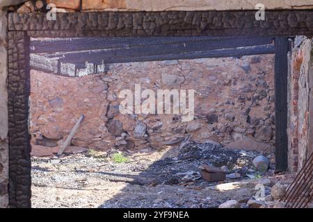 Ein verbranntes Gebäude mit verbleibenden Steinmauern Stockfoto