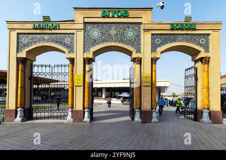 Tor zum größten Basar in Samarkand, Siyob Basar oder Siab Basar. Samarkand, Usbekistan. Stockfoto