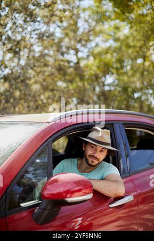 Porträt eines Mannes mittleren Alters mit Hut im Auto Stockfoto