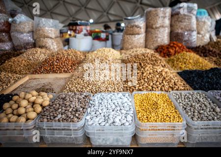 Getrocknete Früchte und Nüsse auf dem lokalen Lebensmittelmarkt Stockfoto