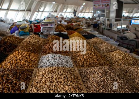Getrocknete Früchte und Nüsse auf dem lokalen Lebensmittelmarkt Stockfoto