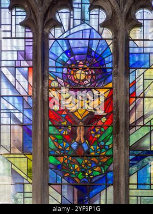 Modernes Buntglasfenster in der Kirche St. Mary, Hadleigh, Suffolk, Großbritannien; mit dem Titel Thine be the Glory und dem ehemaligen Rektor John Betton gewidmet Stockfoto