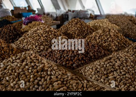 Getrocknete Früchte und Nüsse auf dem lokalen Lebensmittelmarkt Stockfoto