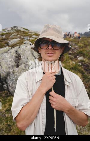 Porträt eines hübschen jungen Mannes gegen Berg Stockfoto