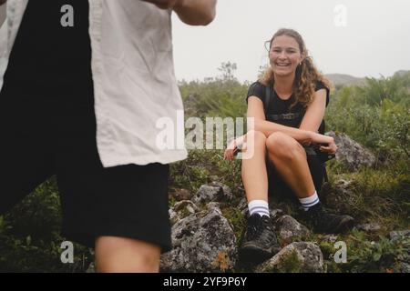 Mittelteil eines Mannes mit lächelnder junger Frau beim Wandern Stockfoto