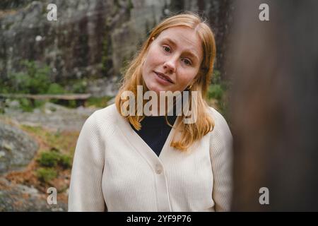 Porträt einer schönen jungen Frau mit dem Kopf Stockfoto