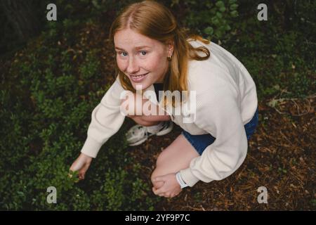 Porträt einer schönen jungen Frau, die Pflanzen berührt Stockfoto