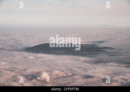 Ausblick auf die Hügel und Berge im Salzburger Becken im Morgennebel während einer Wanderung auf den Untersberg von der Oberen Rositten zu Sonnenaufgang am 21.10.2024. Im Bild: Der Haunsberg // Blick auf die Hügel und Berge im Salzburger Becken im Morgennebel bei einer Wanderung zum Untersberg vom Oberen Rositten bei Sonnenaufgang am 21. Oktober 2024. - 20241021 PD20674 Credit: APA-PictureDesk/Alamy Live News Stockfoto