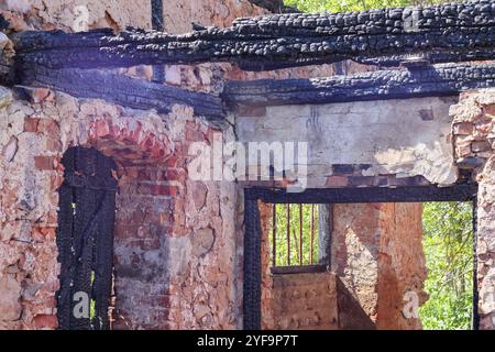 Ein verbranntes Gebäude mit verbleibenden Steinmauern Stockfoto