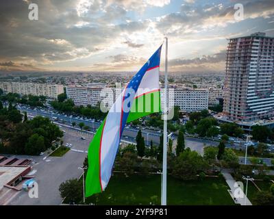 Aus der Vogelperspektive der majestätischen Nationalflagge Usbekistans am Bunyodkor-Platz in Taschkent Stockfoto
