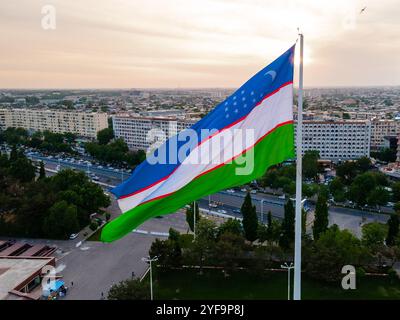 Aus der Vogelperspektive der majestätischen Nationalflagge Usbekistans am Bunyodkor-Platz in Taschkent Stockfoto