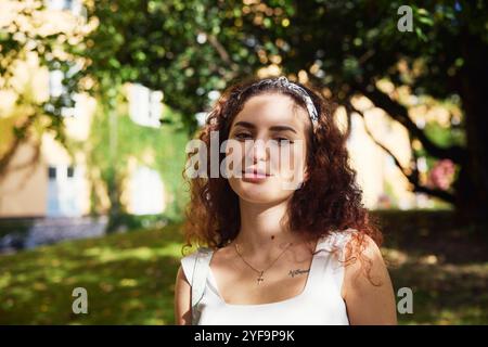 Porträt einer schönen Frau mit braunem Haar im Park Stockfoto