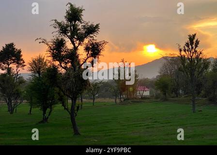 Ein Sonnenuntergang im Paragliding Paradise of India Bir Billing, Himachal Pradesh, Indien Stockfoto