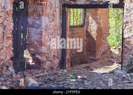 Ein verbranntes Gebäude mit verbleibenden Steinmauern Stockfoto