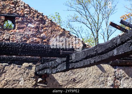 Ein verbranntes Gebäude mit verbleibenden Steinmauern Stockfoto