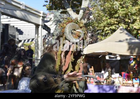 Logroño, La Rioja, Spanien. 3. November 2024. Mittelalterliche Straßenkünstler und Tänzer unterhalten sich während des historischen Festivals mit Live-Musik. Stockfoto