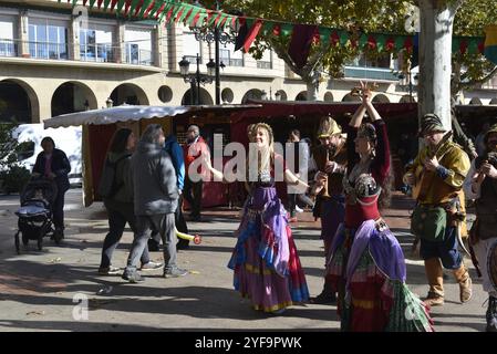 Logroño, La Rioja, Spanien. 3. November 2024. Mittelalterliche Straßenkünstler und Tänzer unterhalten sich während des historischen Festivals mit Live-Musik. Stockfoto