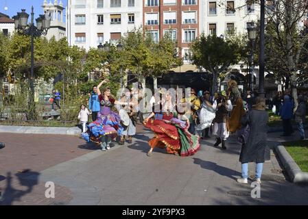 Logroño, La Rioja, Spanien. 3. November 2024. Mittelalterliche Straßenkünstler und Tänzer unterhalten sich während des historischen Festivals mit Live-Musik. Stockfoto