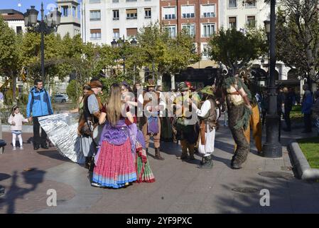 Logroño, La Rioja, Spanien. 3. November 2024. Mittelalterliche Straßenkünstler und Tänzer unterhalten sich während des historischen Festivals mit Live-Musik. Stockfoto