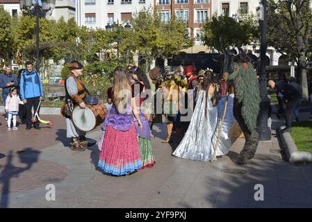 Logroño, La Rioja, Spanien. 3. November 2024. Mittelalterliche Straßenkünstler und Tänzer unterhalten sich während des historischen Festivals mit Live-Musik. Stockfoto