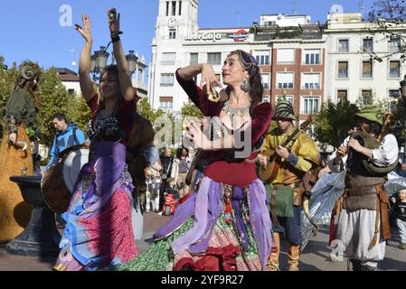 Logroño, La Rioja, Spanien. 3. November 2024. Mittelalterliche Straßenkünstler und Tänzer unterhalten sich während des historischen Festivals mit Live-Musik. Stockfoto