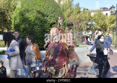 Logroño, La Rioja, Spanien. 3. November 2024. Mittelalterliche Straßenkünstler und Tänzer unterhalten sich während des historischen Festivals mit Live-Musik. Stockfoto