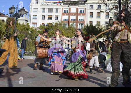 Logroño, La Rioja, Spanien. 3. November 2024. Mittelalterliche Straßenkünstler und Tänzer unterhalten sich während des historischen Festivals mit Live-Musik. Stockfoto