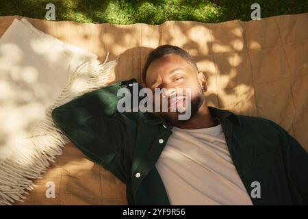Nahporträt eines jungen Mannes, der im Park ruht Stockfoto