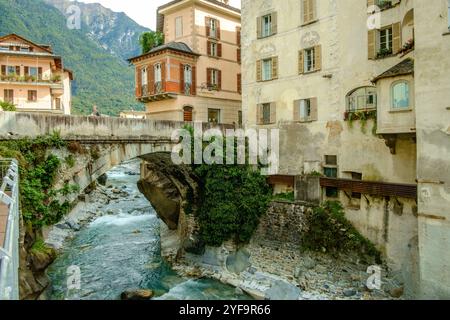 Die Mera fliesst in einer Schlucht zwischen den Altstadthäusern von Chiavenna, Lombardei, Italien. Ein Bergfluss durchzieht die Altstadt von Chiavenna *** die Mera fließt in einer Schlucht zwischen den Altstadthäusern von Chiavenna, Lombardei, Italien durch die Altstadt von Chiavenna Stockfoto