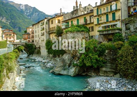 Die Mera fliesst in einer Schlucht zwischen den Altstadthäusern von Chiavenna, Lombardei, Italien. Ein Bergfluss durchzieht die Altstadt von Chiavenna *** die Mera fließt in einer Schlucht zwischen den Altstadthäusern von Chiavenna, Lombardei, Italien durch die Altstadt von Chiavenna Stockfoto